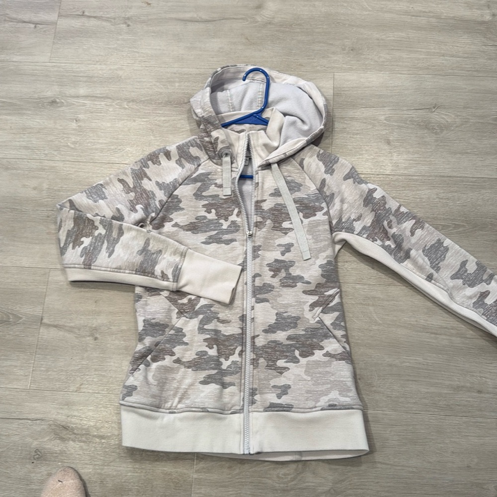 Athleta Triumph gray/white Gypsum camo print full zip up hoodie